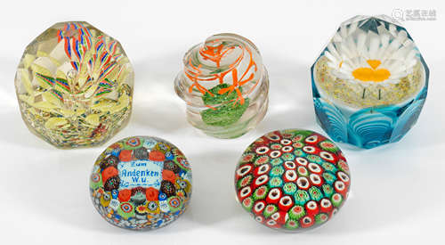 Fünf Paperweights