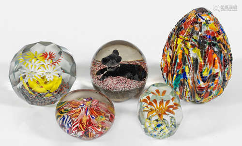 Kleine Kollektion von fünf Paperweights