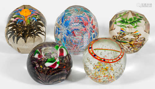 Fünf Paperweights mit abstrakten Darstellungen