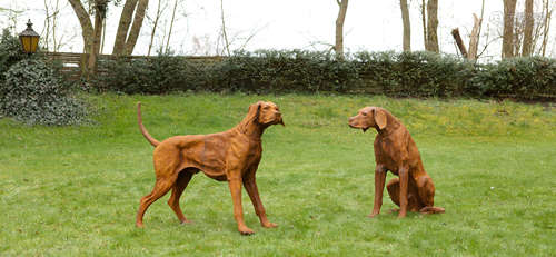 Paar Jagdhunde als Parkskulpturen