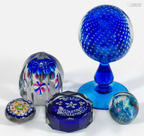 Fünf kobaltblaue Paperweights