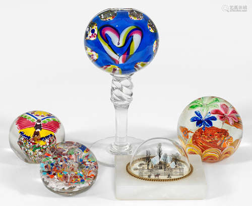 Vier Paperweights und Szenerie unter Glaskuppel