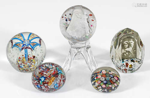 Kleine Kollektion von fünf Paperweights