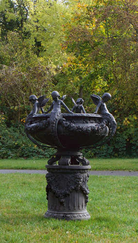 Großer Belle Epoque-Parkbrunnen mit Puttenbekrönungen