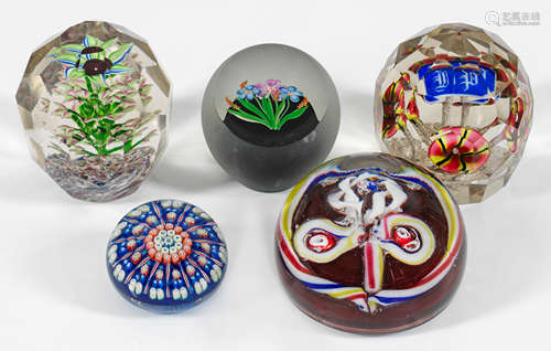 Fünf Paperweights