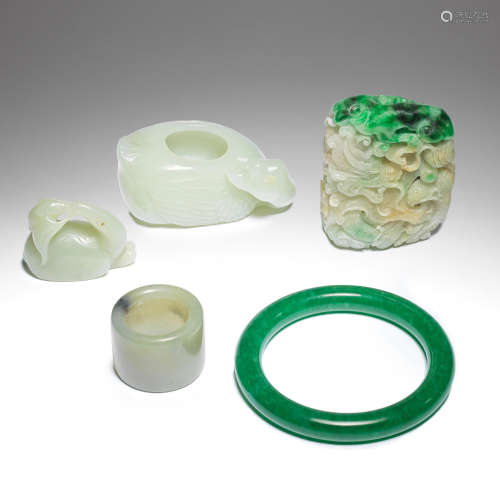 A GROUP OF JADE AND JADEITE WARES