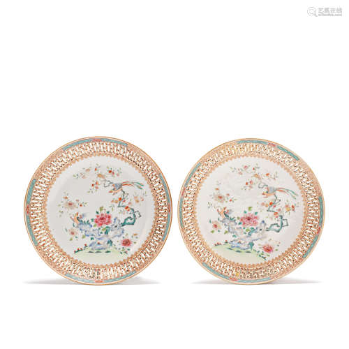 A PAIR OF FAMILLE ROSE EXPORT PLATES Qianlong
