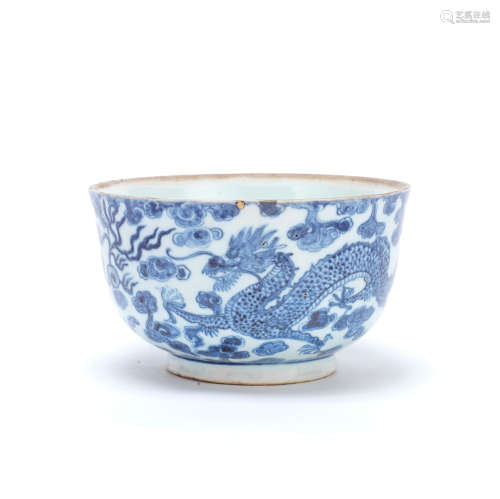 A BLUE AND WHITE 'DRAGON AND PHOENIX' BOWL MADE FOR THE VIET...
