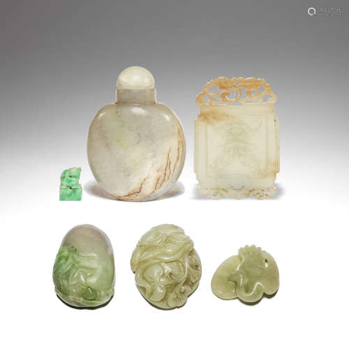 A SELECTION OF JADE AND JADEITE CARVINGS AND TWO SNUFF BOTTL...