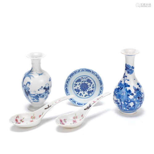 A GROUP OF VARIOUSLY BLUE AND WHITE AND FAMILLE ROSE WARES Q...