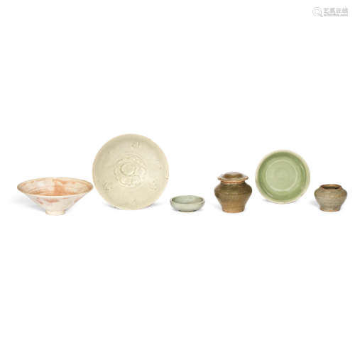 A GROUP OF CELADON AND CREAM GLAZED WARES Song/Ming Dynasty ...