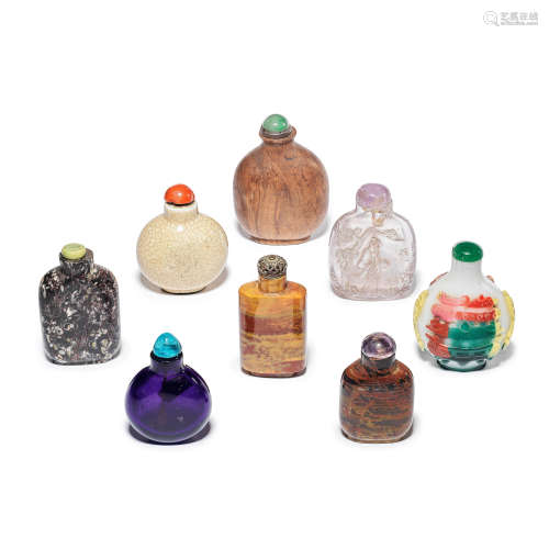 A SELECTION OF GLASS, HARDSTONE, PORCELAIN AND WOOD SNUFF BO...