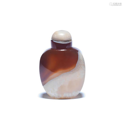 A CARNELIAN AGATE SNUFF BOTTLE Qing Dynasty, 1750-1850