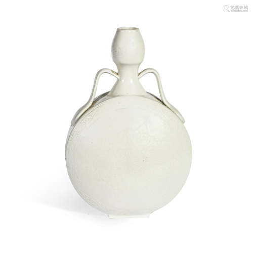 A MING-STYLE WHITE GLAZED MOONFLASK Qing Dynasty