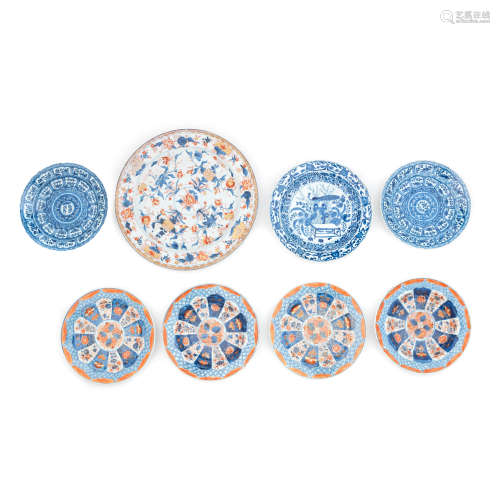 A VARIOUS GROUP OF CHINESE IMARI AND BLUE AND WHITE PLATES A...