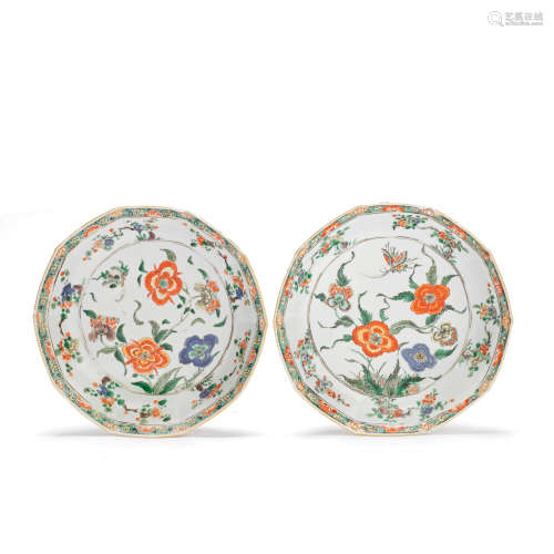 A PAIR OF FAMILLE VERTE OCTAGONAL DISHES Kangxi