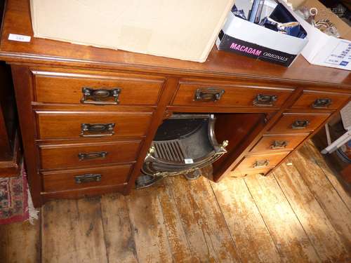 Edwardian mahogany kneehole desk of 9 drawers