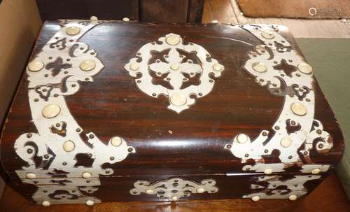 Vintage casket containing costume jewellery