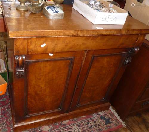 Victorian light mahogany chiffonier