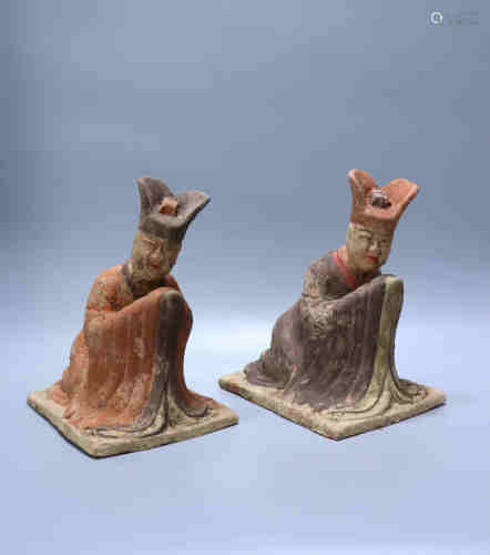 Figurines peintes en poterie agenouillées