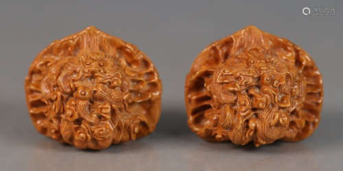 PAIR OF WALNUT CARVED DRAGON PATTERN PENDANT