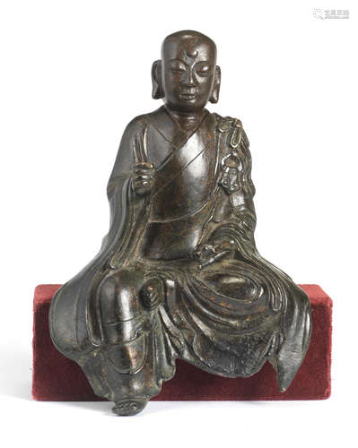 A BRONZE FIGURE OF A LUOHAN 16th/17th century