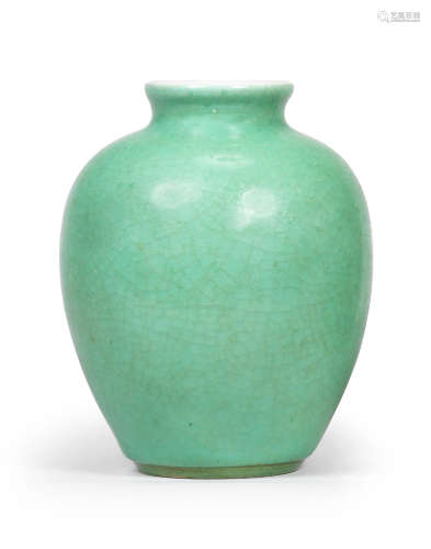 AN APPLE-GREEN-GLAZED JAR Kangxi