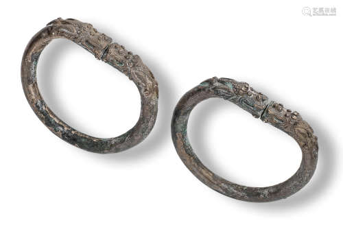 A PAIR OF SILVER-ALLOY 'DOUBLE DRAGONS' BANGLES 17th century
