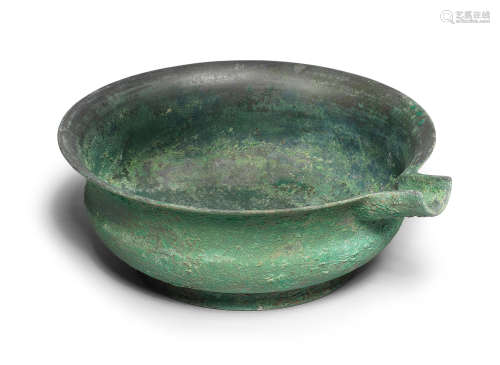 A BRONZE POURING VESSEL, YI Tang Dynasty
