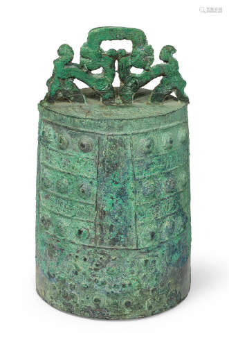 A RARE ARCHAIC BRONZE RITUAL BELL, BO Eastern Zhou Dynasty