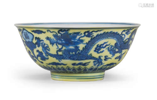 A RARE AND FINE YELLOW-GROUND BLUE AND WHITE 'DRAGON AND RUY...