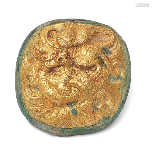 A RARE GOLD-SHEET-MOUNTED BRONZE EMBOSSED 'DRAGON' FITTING W...