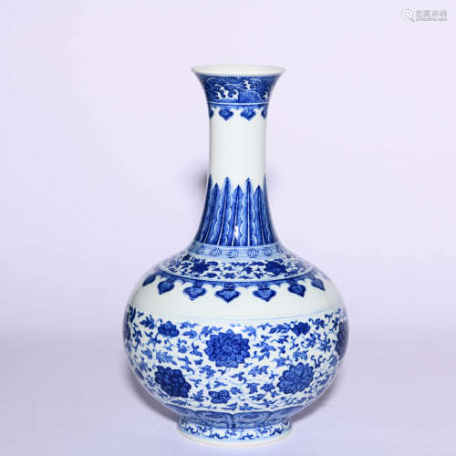 A Blue And White Interlocking Flowers Bottle Vase