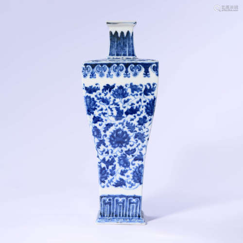 A Blue And White Interlocking Flowers Square Vase