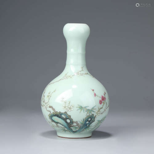 A Wucai Floral Garlic-Head-Shaped Vase