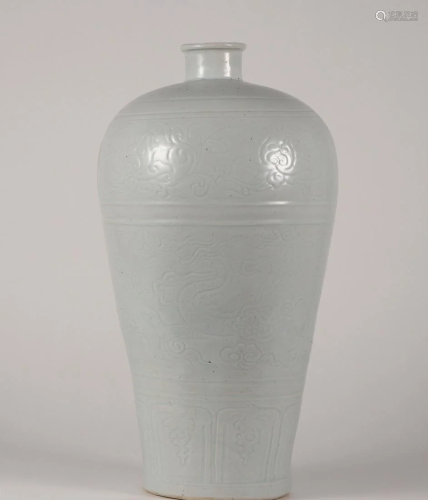 CHINESE PORCELAIN WHITE GLAZE ENGRAVED DRAGON MEIPING