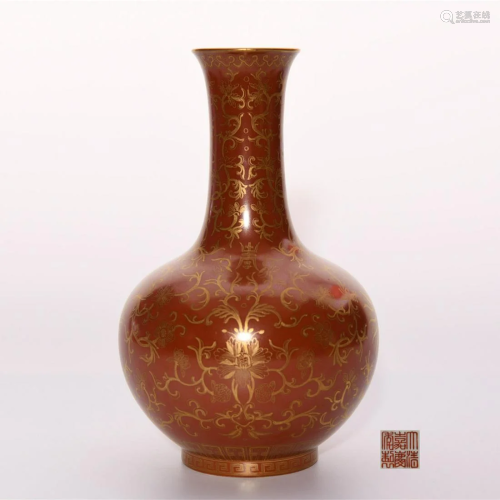 Iron Red and Gilt Decorative Vase Jiaqing Period