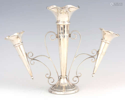 AN EARLY 20TH CENTURY SILVER CENTREPIECE/SPILL VASE having r...