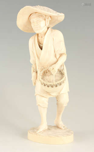 A GOOD 19TH CENTURY TOKYO SCHOOL CARVED IVORY STANDING FIGUR...