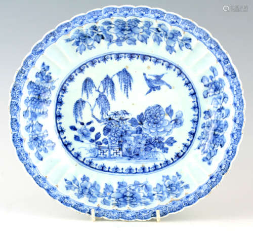 AN 18TH CENTURY CHINESE PORCELAIN BLUE AND WHITE OVAL SHAPED...