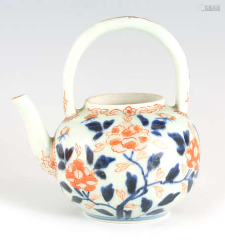 AN 18TH CENTURY CHINESE PORCELAIN TEAPOT decorated with flow...