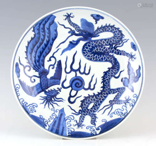 A CHINESE BLUE AND WHITE PORCELAIN CHARGER decorated with dr...