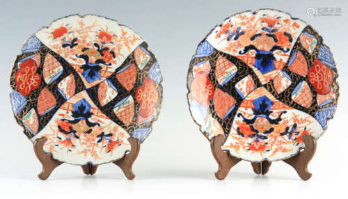 A GOOD PAIR OF LATE 19TH CENTURY SCALLOP EDGE IMARI PLATES w...