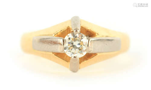 A GENTLEMAN'S 18CT YELLOW AND WHITE GOLD SOLITAIRE DIAMOND R...