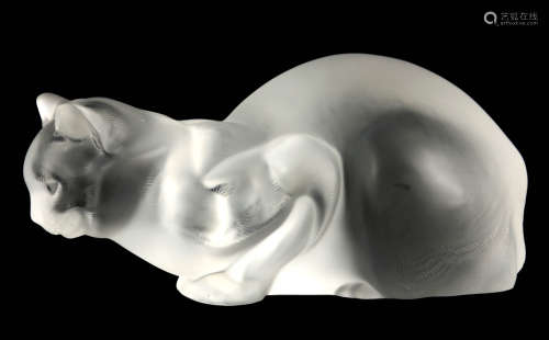 A 20TH CENTURY LALIQUE GLASS SCULPTURE OF A SEATED CAT engra...