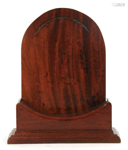 A 19TH CENTURY MAHOGANY PLATE STAND with arched back and dis...