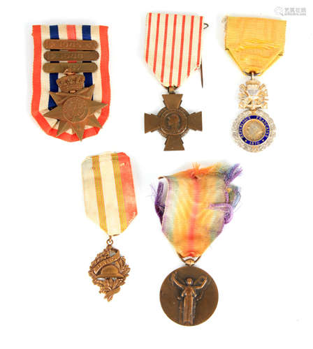 A COLLECTION OF FRENCH MILITARY MEDALS to include a WW1 Mili...