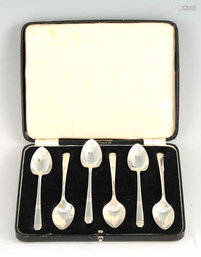 A CASED SET OF SIX GEORGE VI SILVER GRAPEFRUIT SPOONS hallma...