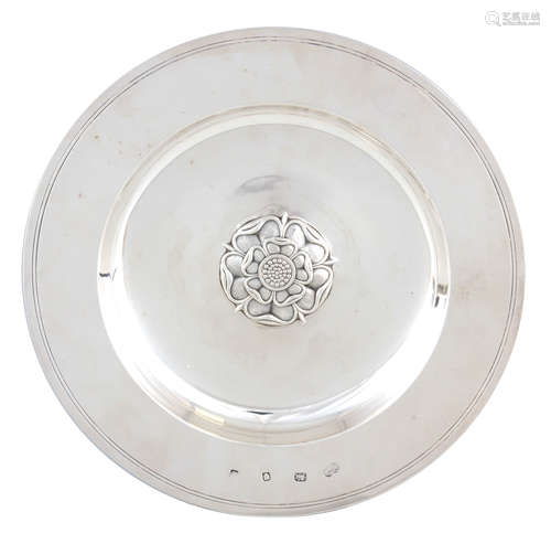 AN ELIZABETH II TUDOR ROSE DESIGN SILVER DISH with ringed ed...