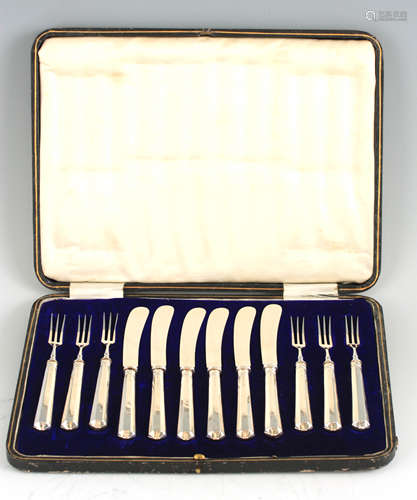 A GEORGE V CASED SET OF SIX SILVER HANDLED PASTRY KNIVES AND...